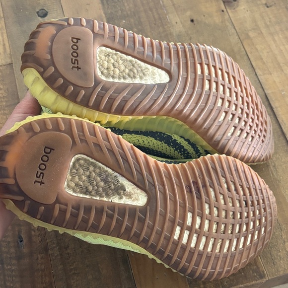 Adidas Yeezy Boost 350 V2 sneakers in the "Semi Frozen Yellow" colorway - Picture 5 of 8